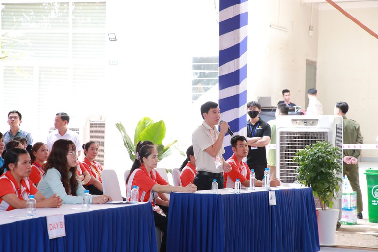 Đại diện c&ocirc;ng nh&acirc;n lao động ph&aacute;t biểu tại cuộc gặp gỡ