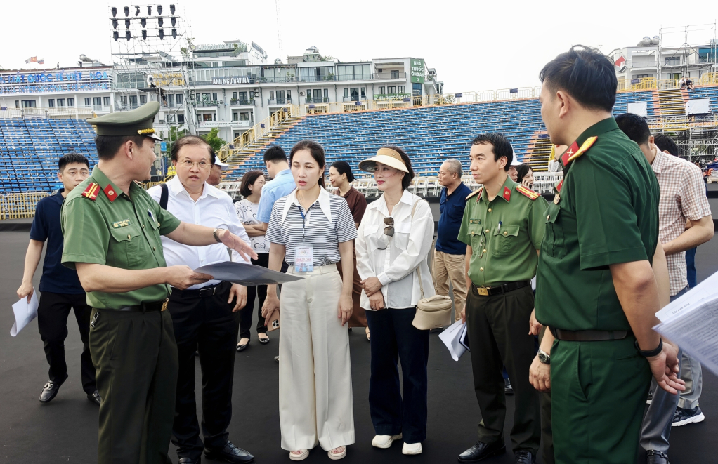 Đại diện l&atilde;nh đạo C&ocirc;ng an tỉnh Quảng Ninh b&aacute;o c&aacute;o c&aacute;c phương &aacute;n ph&acirc;n luồng giao th&ocirc;ng, đảm bảo ANTT, bố tr&iacute; đường ra - v&agrave;o cho c&aacute;c phương tiện v&agrave; nghệ sĩ, diễn vi&ecirc;n tham gia diễn diễu trong Chương tr&igrave;nh Carnaval