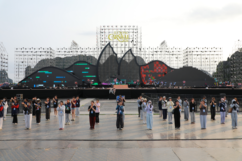 C&aacute;c nghệ sĩ, diễn vi&ecirc;n tham gia v&agrave;o c&aacute;c khối diễn diễu luyện tập phương &aacute;n di chuyển v&agrave; biểu diễn tại khu vực s&acirc;n khấu ch&iacute;nh của Carnaval