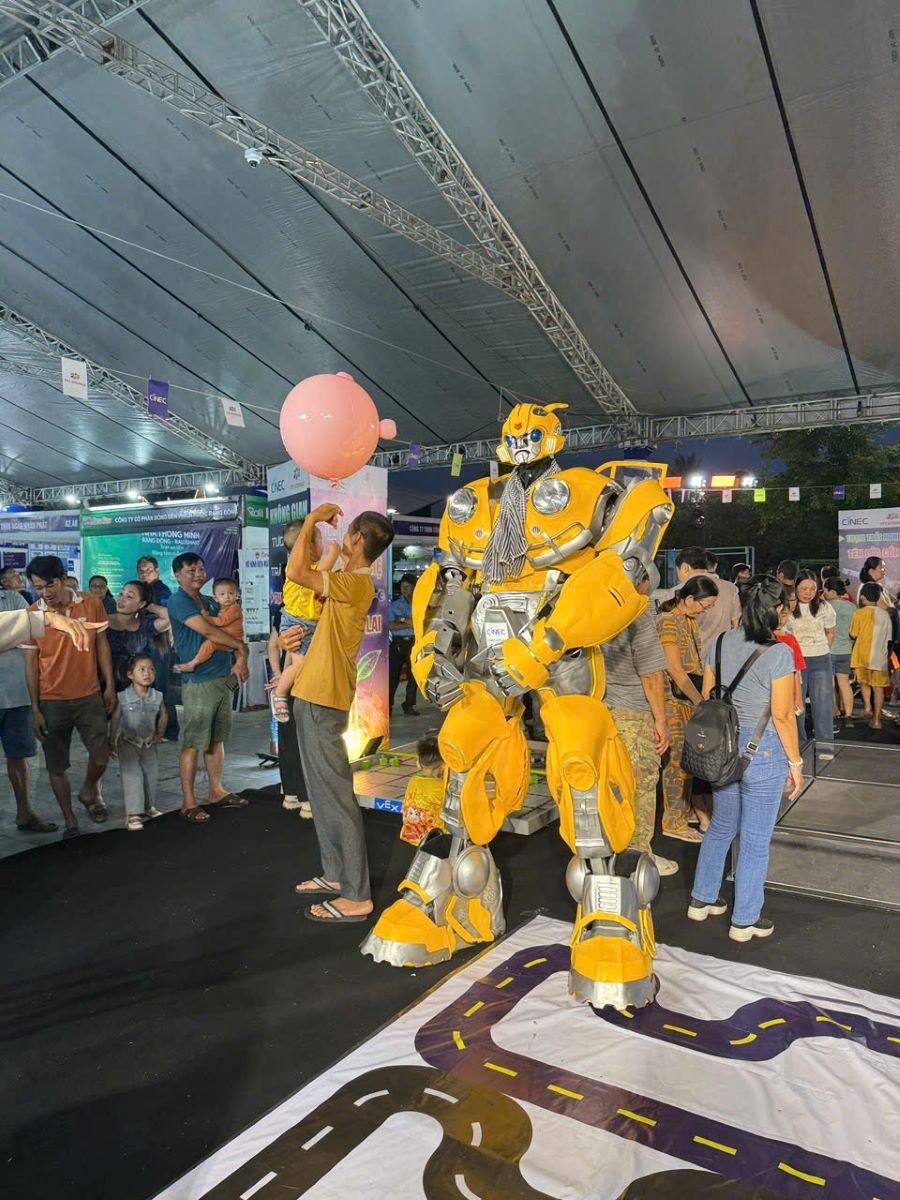 Tuần lễ năm nay tạo điểm nhấn bằng c&aacute;ch đưa c&ocirc;ng nghệ đến gần hơn với người d&acirc;n