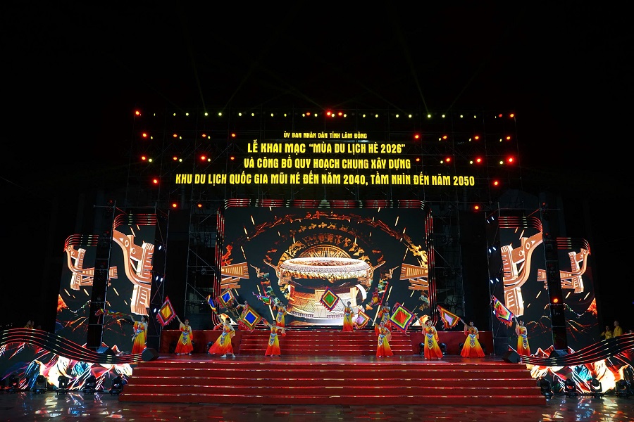 Tiết mục văn nghệ tại Lễ khai mạc M&ugrave;a du lịch h&egrave; năm 2026 v&agrave; c&ocirc;ng bố Quy hoạch chung x&acirc;y dựng Khu du lịch quốc gia Mũi N&eacute;