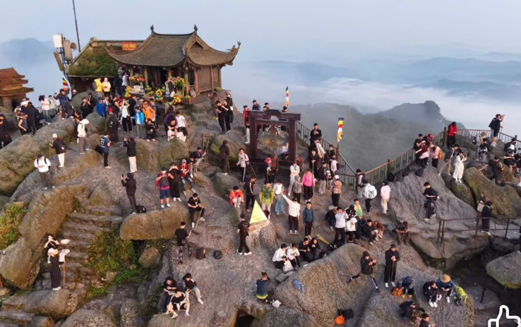 Du kh&aacute;ch đ&oacute;n b&igrave;nh minh tr&ecirc;n đỉnh ch&ugrave;a Đồng Y&ecirc;n Tử