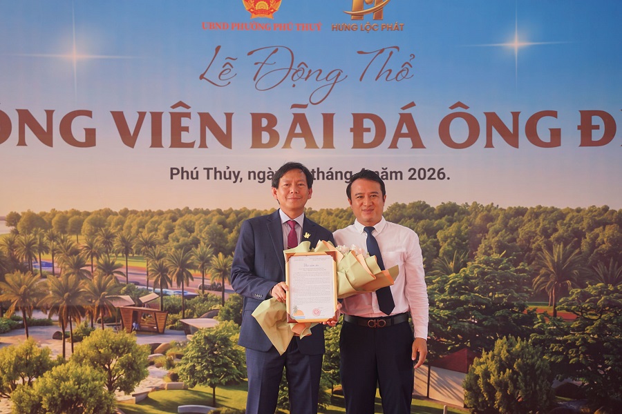 &Ocirc;ng Nguyễn Văn Nghị, Chủ tịch UBND phường Ph&uacute; Thủy trao thư cảm ơn cho đơn vị t&agrave;i trợ