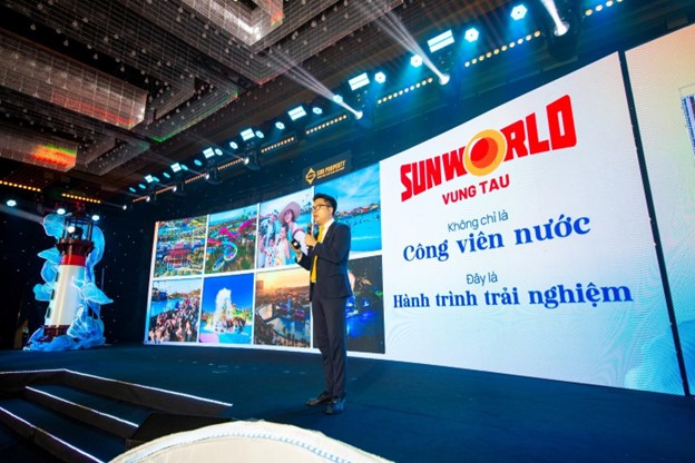 Đại diện Sun Property chia sẻ c&aacute;c th&ocirc;ng tin về điểm đến Vũng T&agrave;u v&agrave; Beacon Tower. Ảnh: &Aacute;nh Dương