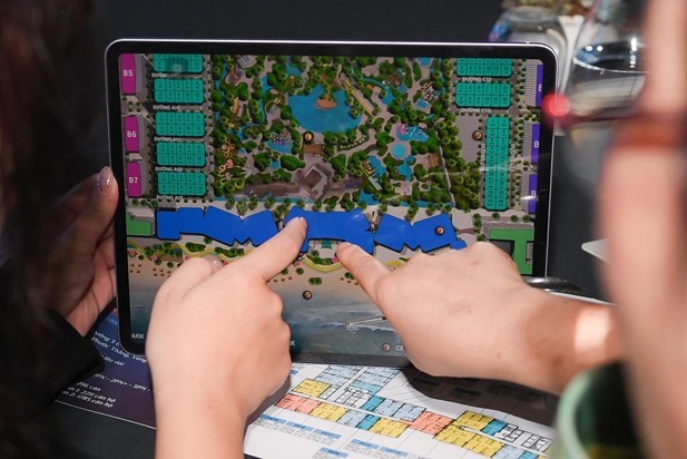 Kh&aacute;ch h&agrave;ng t&igrave;m hiểu c&aacute;c sản phẩm căn hộ thuộc Beacon Tower. Ảnh: &Aacute;nh Dương