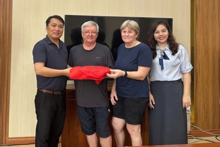 Tiến sĩ Howard Limbert trao 2 trong số 5 r&igrave;u đ&aacute; cho Bảo t&agrave;ng tỉnh Quảng Trị