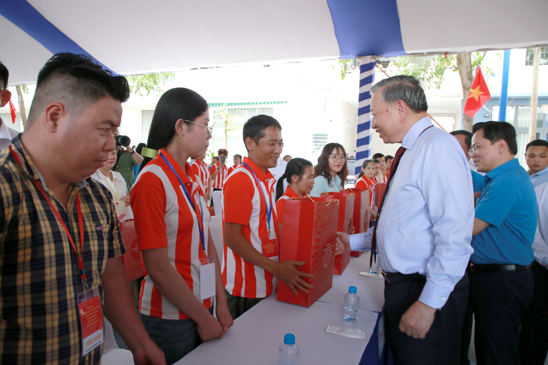 Tổng B&iacute; thư, Chủ tịch nước T&ocirc; L&acirc;m trao qu&agrave; tặng c&ocirc;ng nh&acirc;n, người lao động tại buổi gặp gỡ
