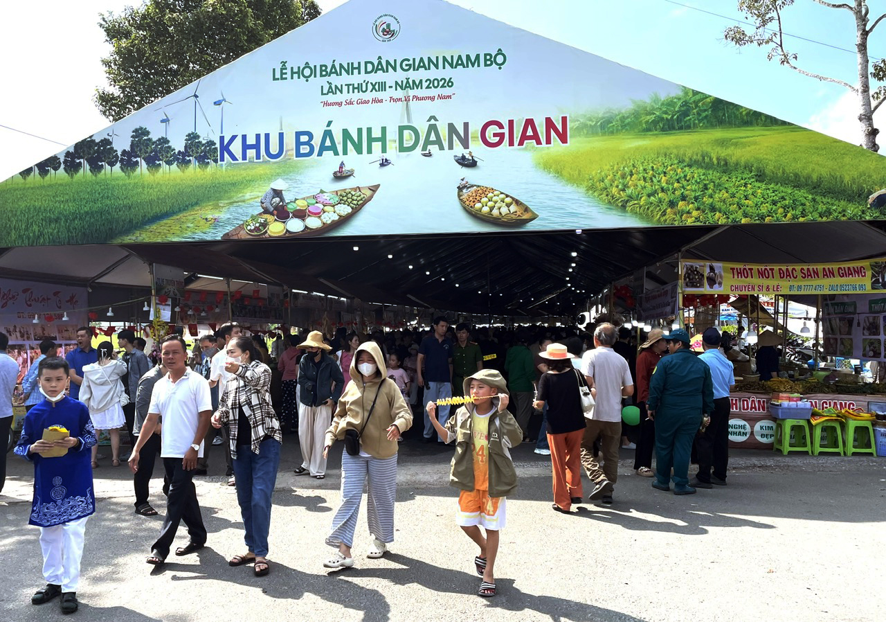 Nhộn nhịp du kh&aacute;ch đến tham quan, trải nghiệm Lễ hội B&aacute;nh d&acirc;n gian Nam bộ