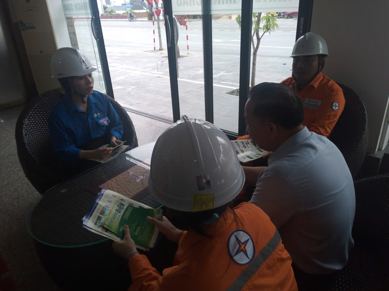 Nh&acirc;n vi&ecirc;n ngành đi&ecirc;̣n tuy&ecirc;n truy&ecirc;̀n tại C&ocirc;ng ty TNHH Đ&agrave;m Th&aacute;i Sơn