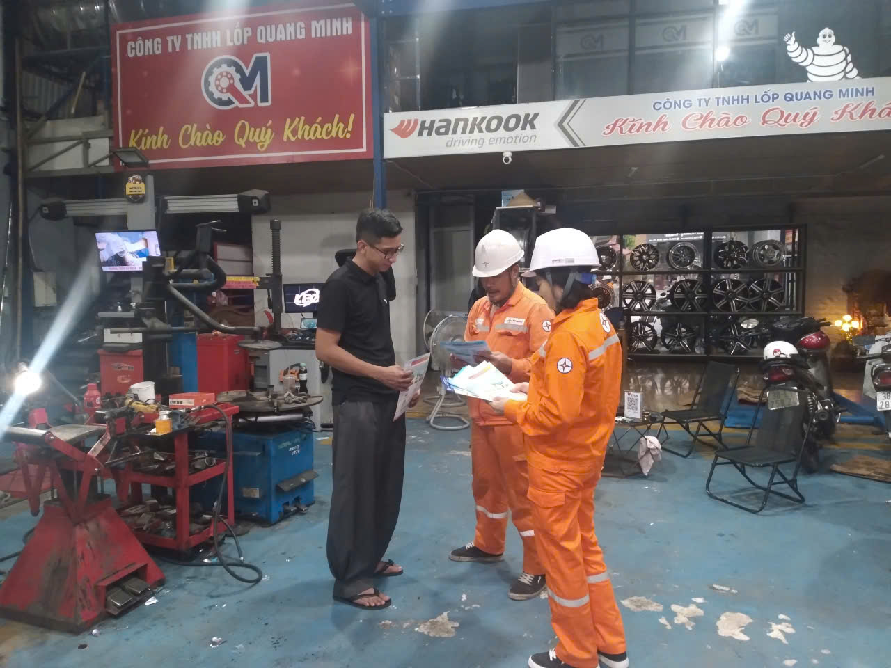 Nh&acirc;n vi&ecirc;n ngành đi&ecirc;̣n tuy&ecirc;n truy&ecirc;̀n tại C&ocirc;ng ty TNHH Lốp Quang Minh