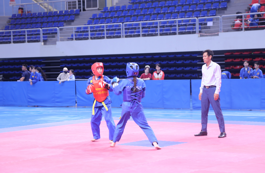 Một trận thi đấu nội dung đối kh&aacute;ng hạng c&acirc;n 50-55kg nữ