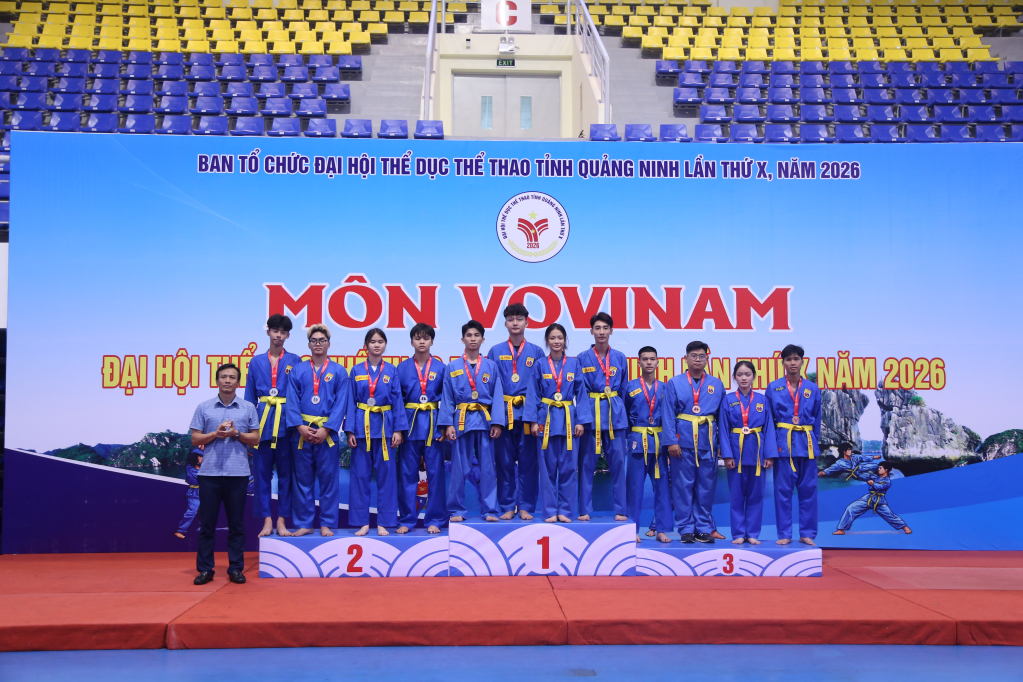 Ban Tổ chức trao giải nội dung Đa luyện tay kh&ocirc;n nam nữ