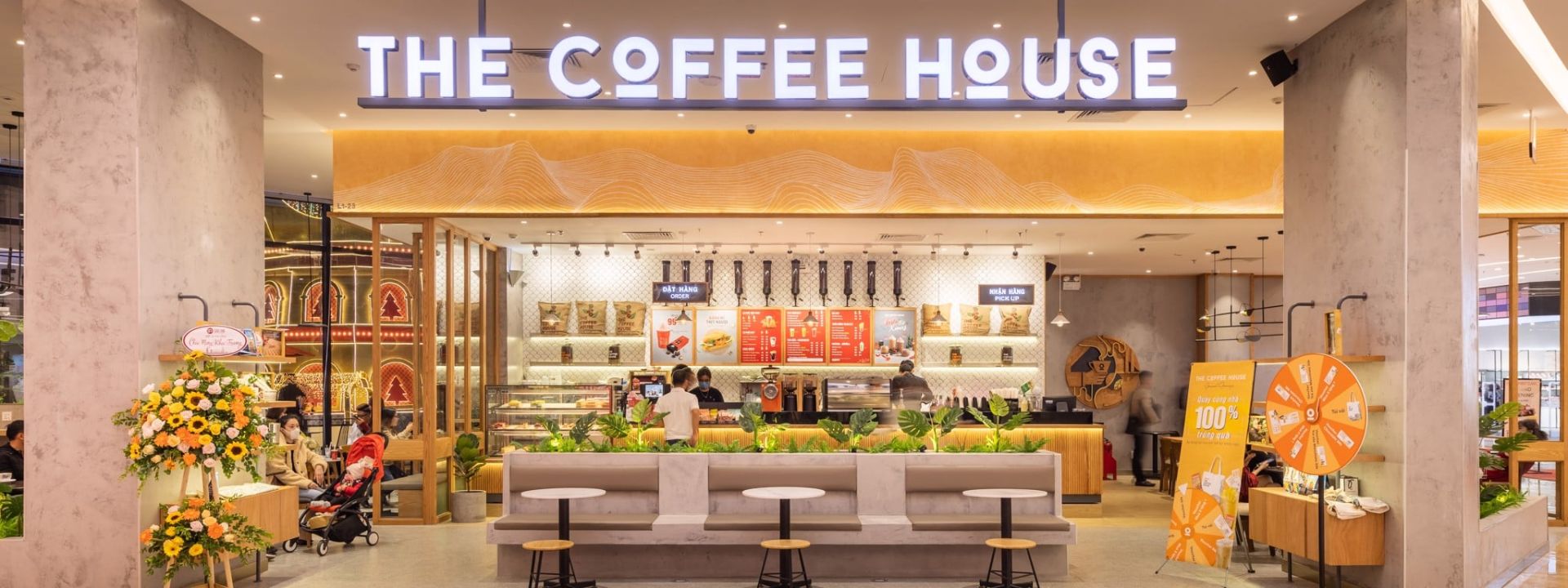 The Coffee House l&agrave; một thương hiệu th&agrave;nh c&ocirc;ng chọn c&aacute;ch c&aacute; nh&acirc;n h&oacute;a thương hiệu từ CEO để x&acirc;y dựng n&ecirc;n thương hiệu doanh nghiệp