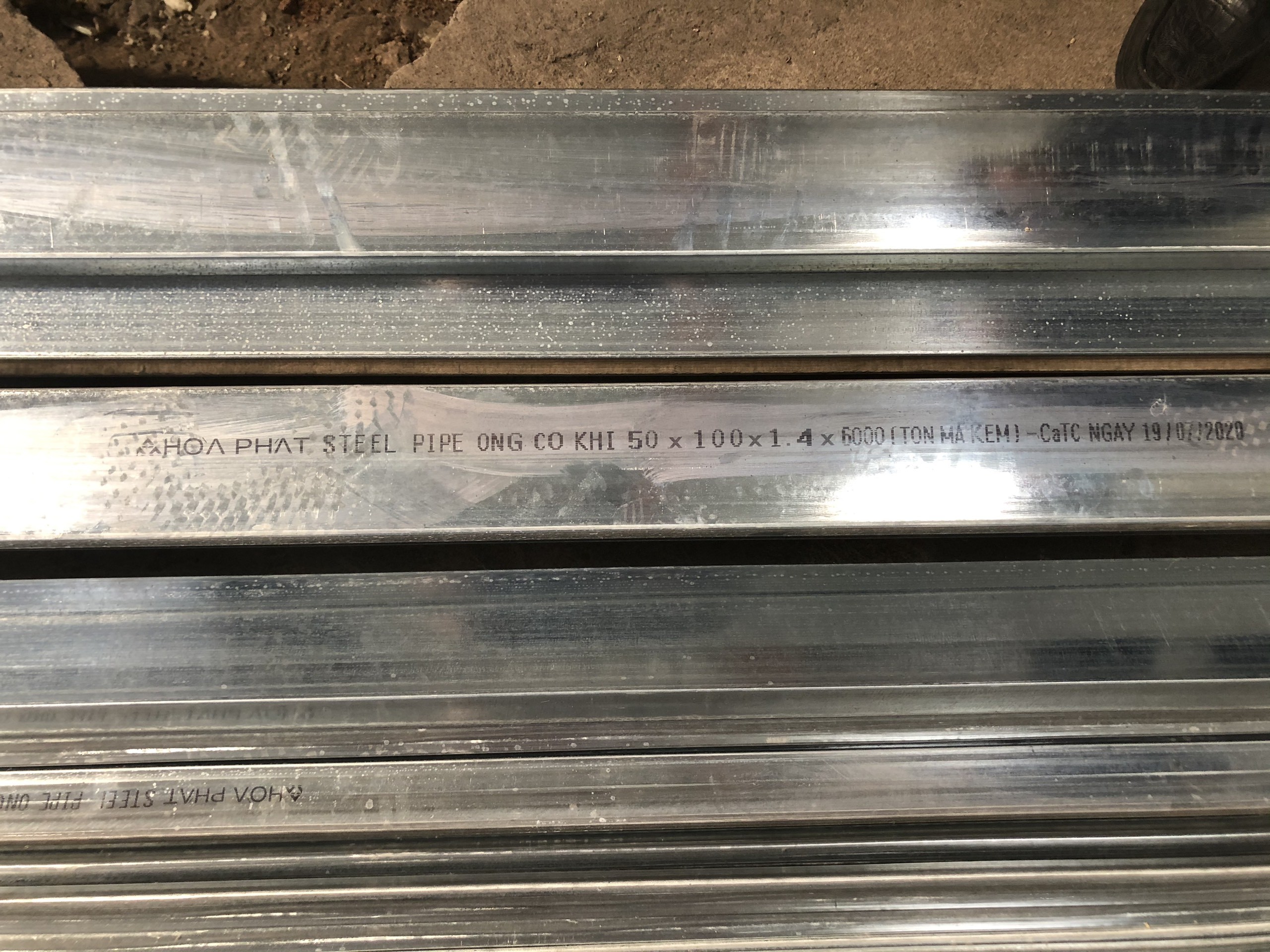 Sản phẩm Th&eacute;p hộp giả mạo thương hiệu H&ograve;a Ph&aacute;t bị lực lượng quản l&yacute; thị trường ph&aacute;t hiện tại phường Vĩnh Ph&uacute;c (tỉnh Vĩnh Ph&uacute;c cũ), tỉnh Ph&uacute; Thọ. Ảnh: HPG