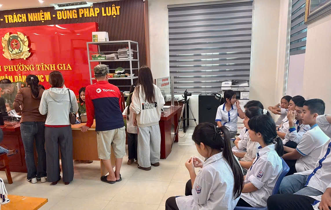 Công an Thanh Hóa làm việc xuyên lễ, tăng tốc cấp căn cước, định danh điện tử cho người dân