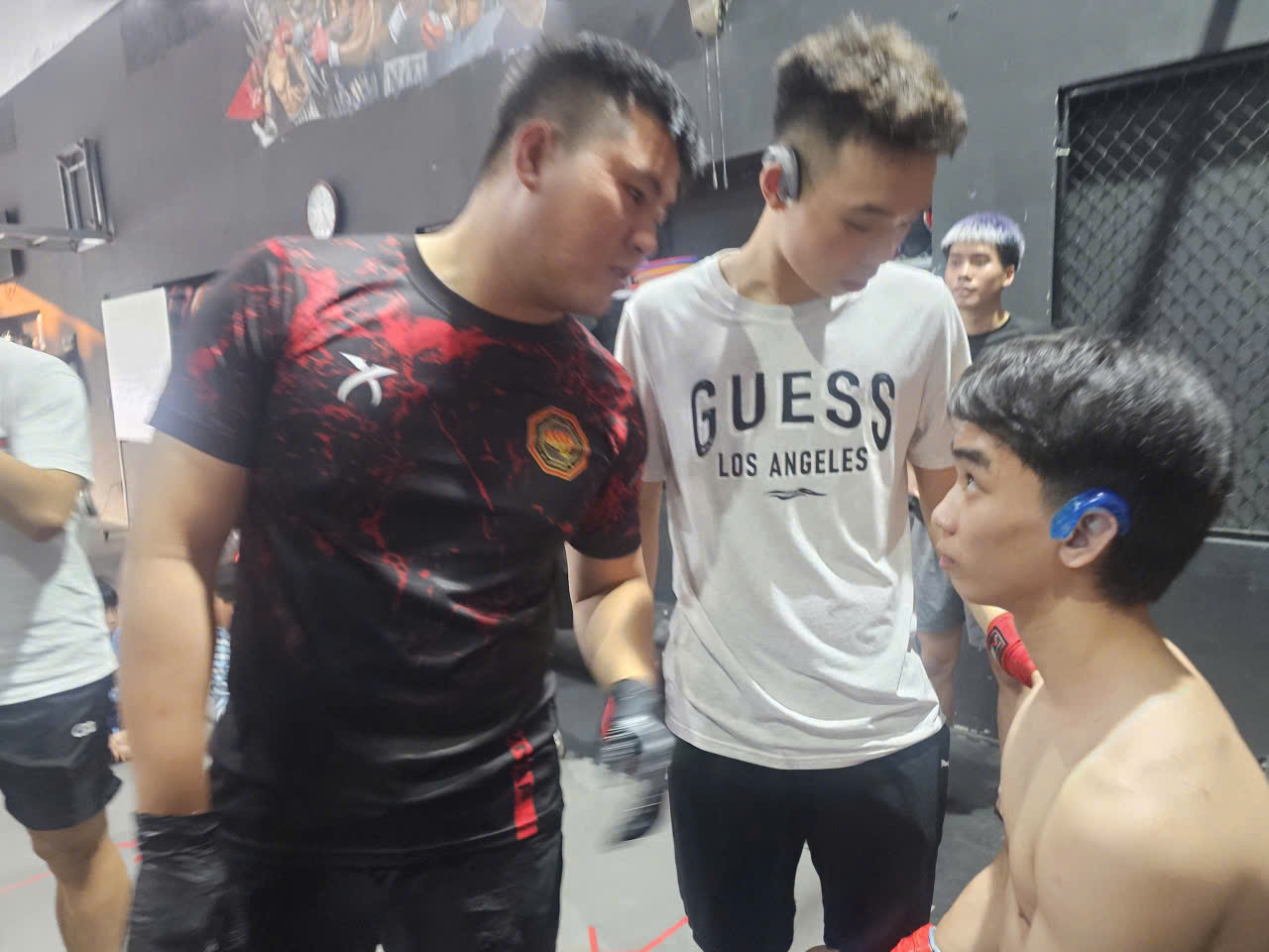 Huấn luyện vi&ecirc;n Trần Đức T&ugrave;ng, đại diện Th&agrave;nh Nam Fight, cho biết: &ldquo;Trước đ&acirc;y, nhiều người c&ograve;n e d&egrave; v&igrave; nghĩ MMA qu&aacute; mạnh bạo. Nhưng thực tế, khi được huấn luyện b&agrave;i bản, đ&acirc;y l&agrave; m&ocirc;n thể thao rất an to&agrave;n v&agrave; ph&ugrave; hợp với nhiều lứa tuổi.&rdquo;