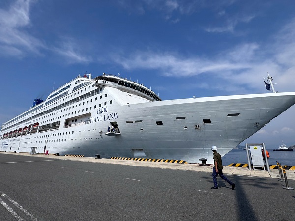 T&agrave;u Piano Land cặp cảng