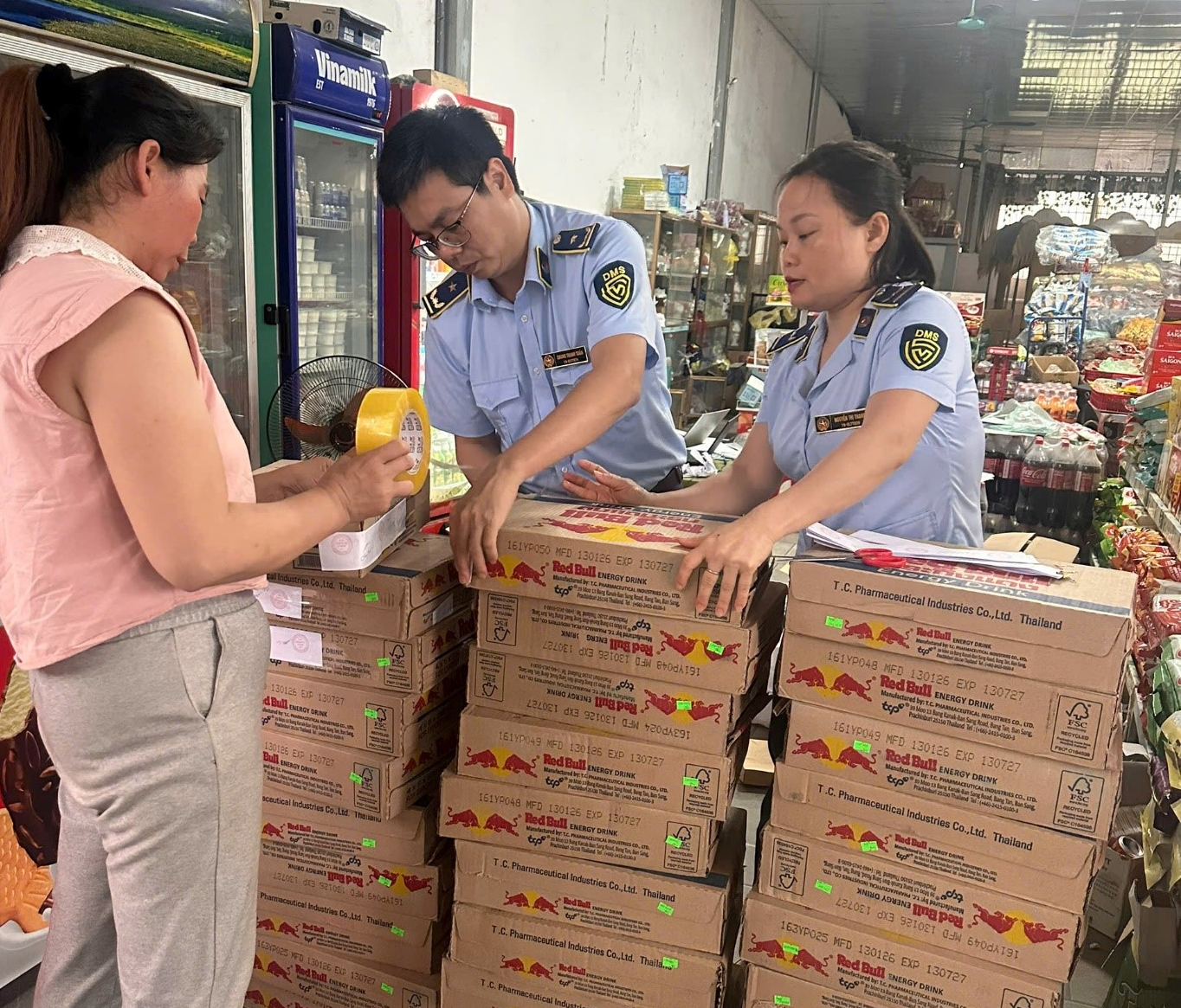 Thái Nguyên: Tiêu hủy hàng trăm lon nước tăng lực nhập lậu