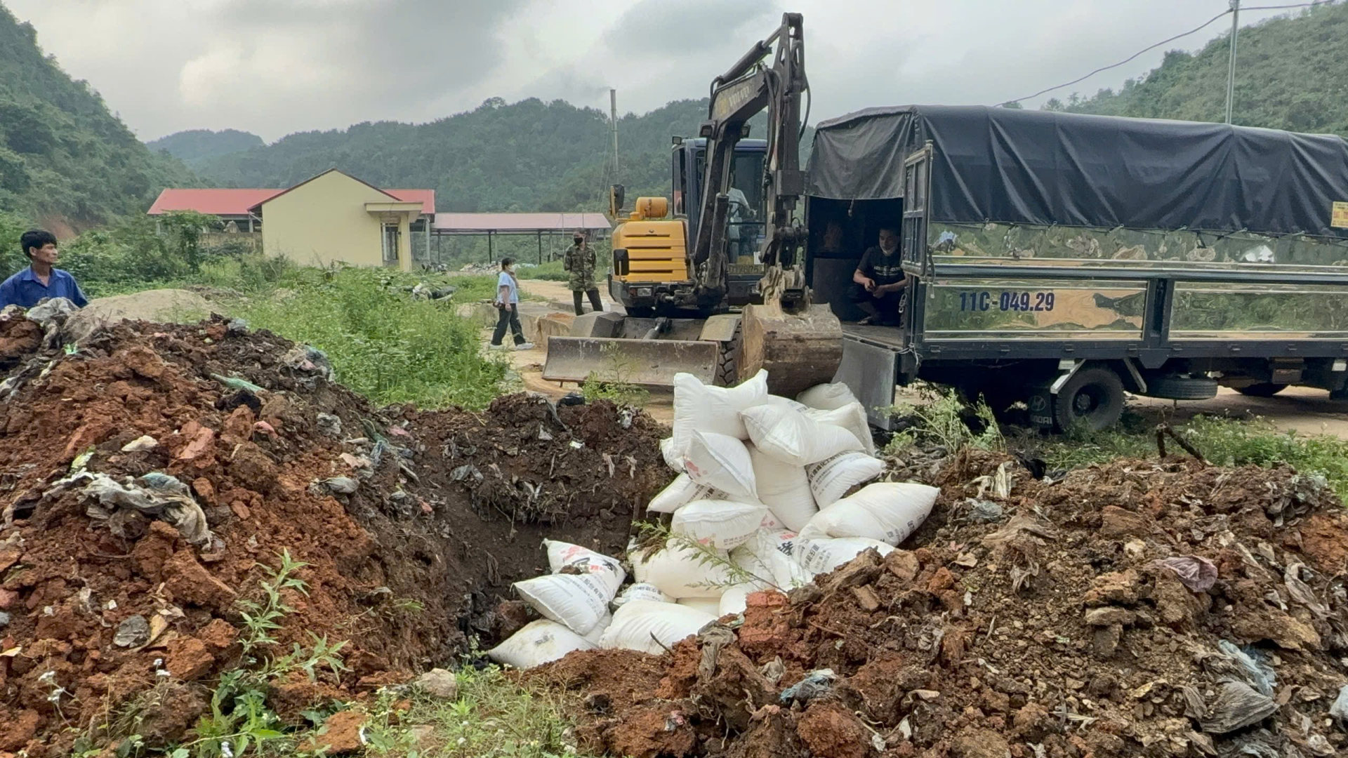 Cao Bằng: Tiêu hủy hơn 4 tấn phân đạm nhập lậu