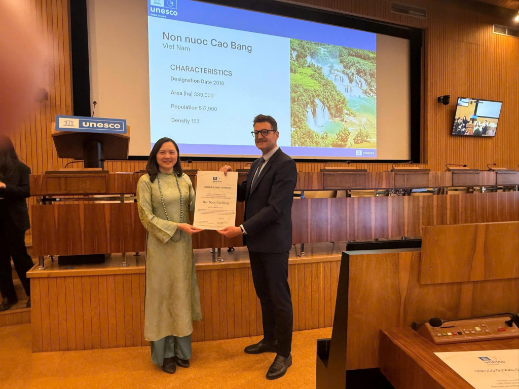 Đại sứ, Trưởng Ph&aacute;i đo&agrave;n Thường trực Việt Nam b&ecirc;n cạnh UNESCO Nguyễn Thị V&acirc;n Anh nhận Bằng chứng nhận C&ocirc;ng vi&ecirc;n địa chất to&agrave;n cầu UNESCO Non nước Cao Bằng tại buổi lễ.