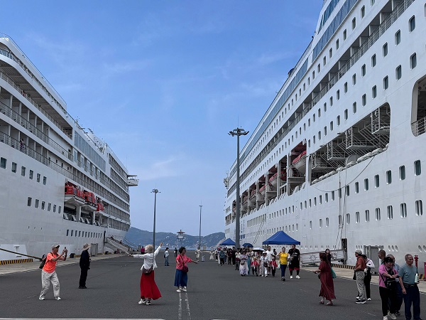 Hai con t&agrave;u Piano Land va Seven Seas Navigator c&ugrave;ng cặp Cảng quốc tế Cam Ranh đưa kh&aacute;ch l&ecirc;n bờ đi tham quan