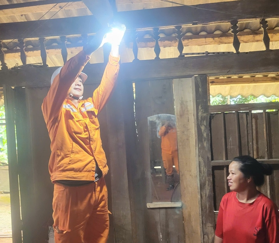 H&igrave;nh ảnh nh&acirc;n vi&ecirc;n điện lực hỗ trợ người d&acirc;n lắp đặt thiết bị điện trong nh&agrave;