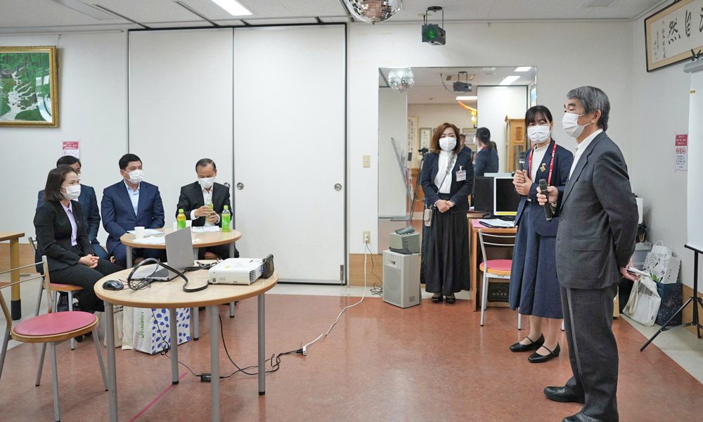 &Ocirc;ng Fujiwara - Cố vấn cấp cao của Tập đo&agrave;n Seishokai giới thiệu về c&aacute;c dịch vụ y tế của tp đo&agrave;n,