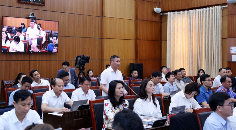 Cử tri kiến nghị tỉnh sớm đầu tư c&aacute;c tuyến giao th&ocirc;ng trọng điểm v&agrave; đường li&ecirc;n bản - Ảnh: VGP/Đức Tu&acirc;n