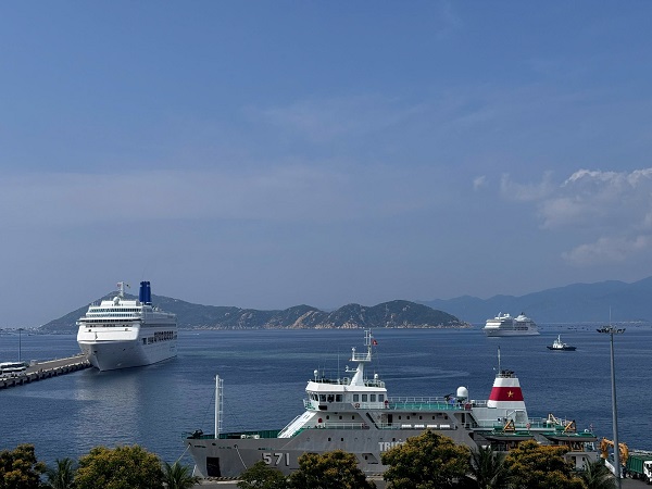 Khánh Hòa đón hai tàu biển quốc tế Piano Land và Seven Seas Navigator cập cảng Cam Ranh