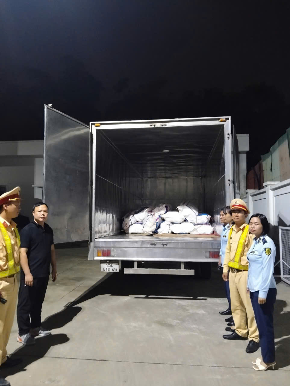 Lực lượng chức năng tỉnh Hưng Y&ecirc;n kiểm tra h&agrave;ng h&oacute;a tr&ecirc;n phương tiện vận tải