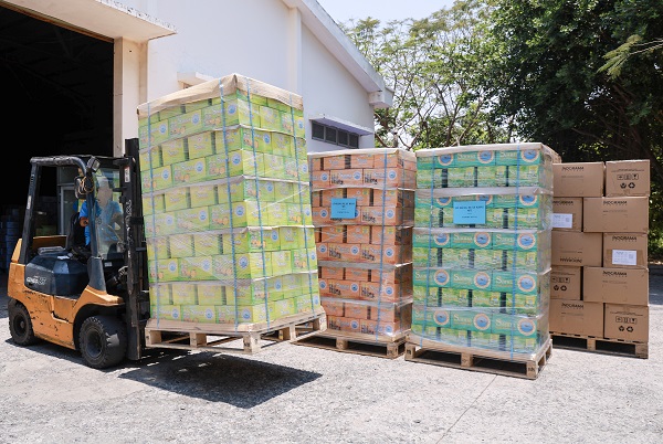 H&agrave;ng xuất khẩu qua Hoa Kỳ đang được vận chuyển từ kho ra xe