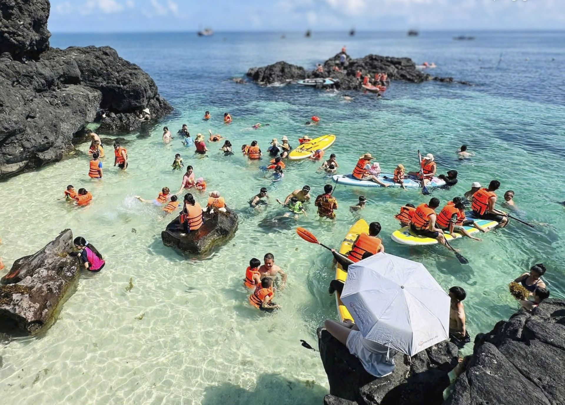 Đặc khu L&yacute; Sơn h&uacute;t kh&aacute;ch du lịch trong dịp Giỗ Tổ H&ugrave;ng Vương (Ảnh B&aacute;o Quảng Ng&atilde;i)