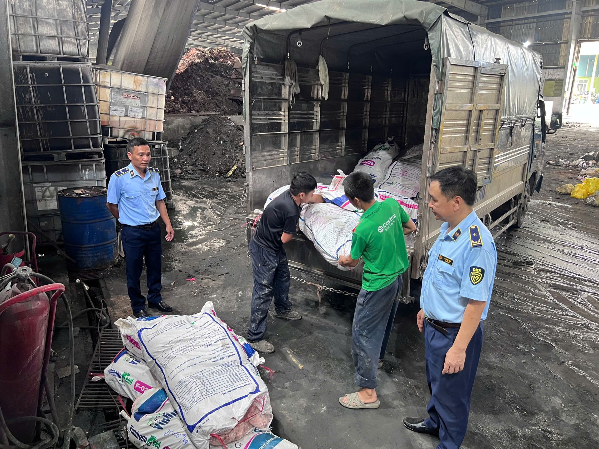 Hưng Yên: Tiêu hủy hơn 1 tấn mỡ lợn không rõ nguồn gốc xuất xứ