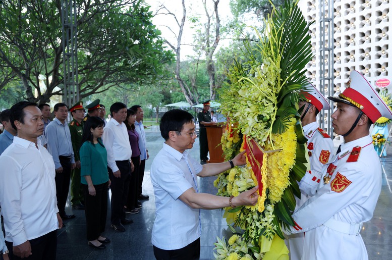 Ph&oacute; Thủ tướng Nguyễn Văn Thắng d&acirc;ng hoa, d&acirc;ng hương tri &acirc;n c&aacute;c anh h&ugrave;ng liệt sĩ - Ảnh: VGP/Đức Tu&acirc;n