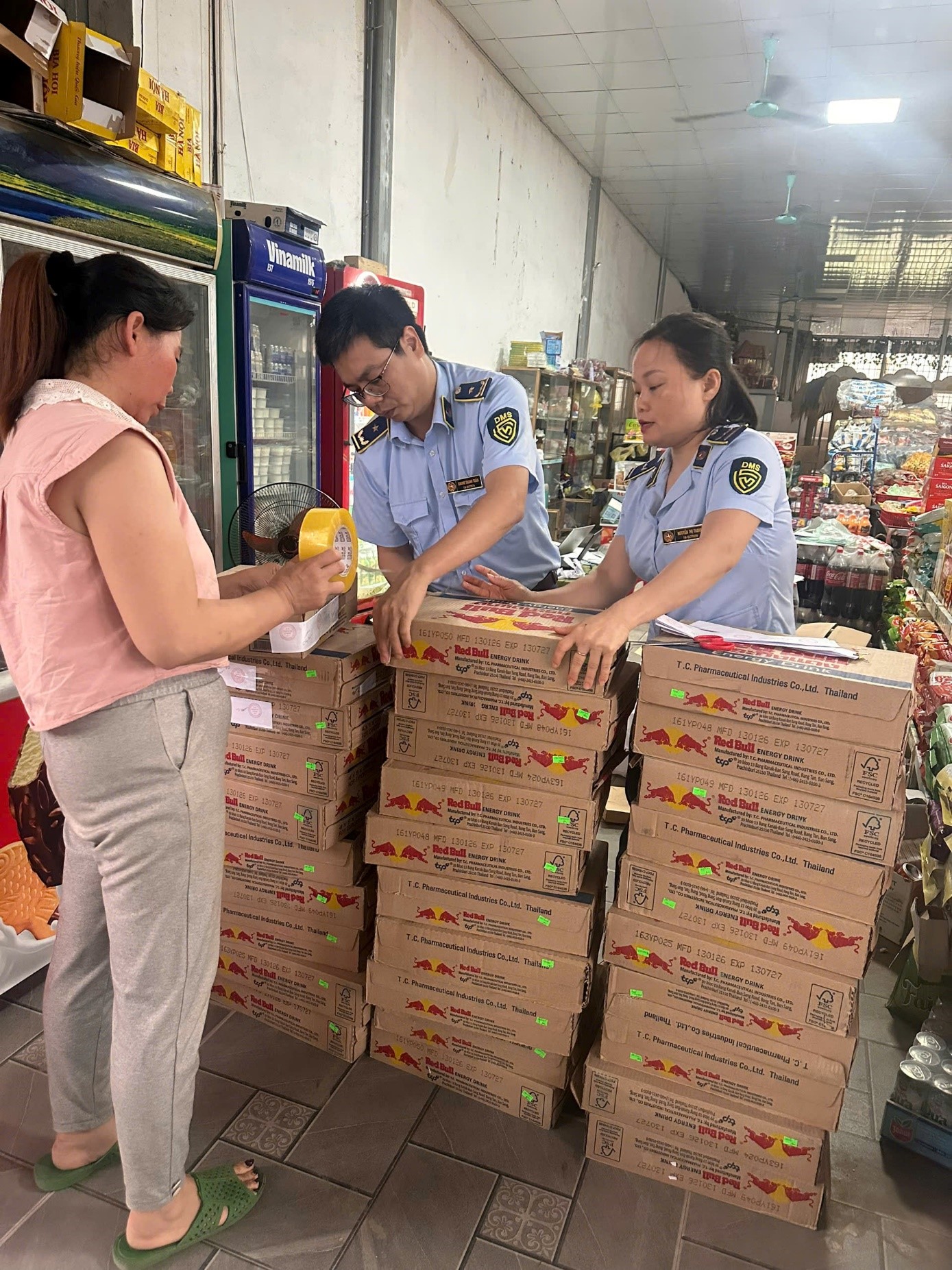 Lực lượng Quản l&yacute; thị trường tỉnh Th&aacute;i Nguy&ecirc;n kiểm tra h&agrave;ng h&oacute;a tại cơ sở kinh doanh