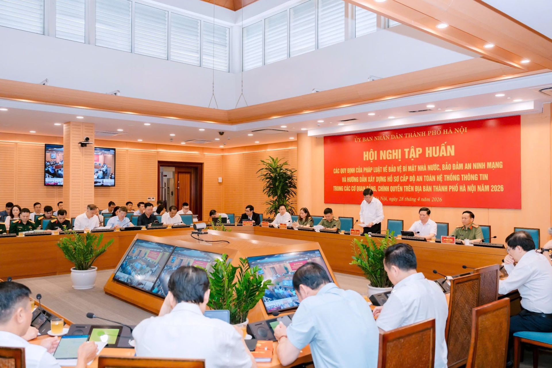 To&agrave;n cảnh Hội nghị tập huấn c&aacute;c quy định ph&aacute;p luật về bảo vệ b&iacute; mật nh&agrave; nước, bảo đảm an ninh mạng v&agrave; x&acirc;y dựng hồ sơ cấp độ an to&agrave;n hệ thống th&ocirc;ng tin do UBND th&agrave;nh phố H&agrave; Nội tổ chức ng&agrave;y 28/4.