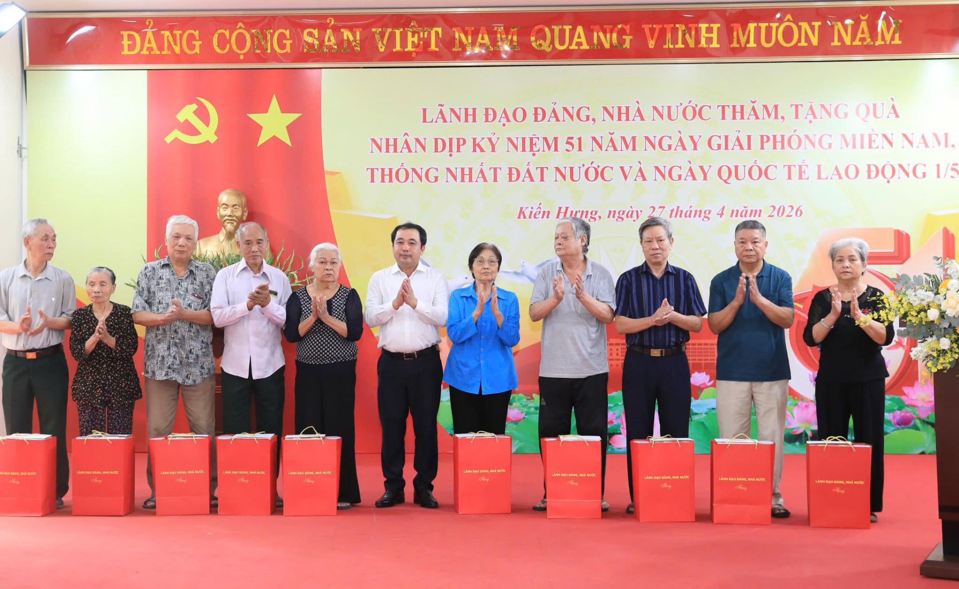 Hà Nội: Bí thư Thành ủy Trần Đức Thắng thăm, tặng quà gia đình chính sách, người lao động tại phường Kiến Hưng