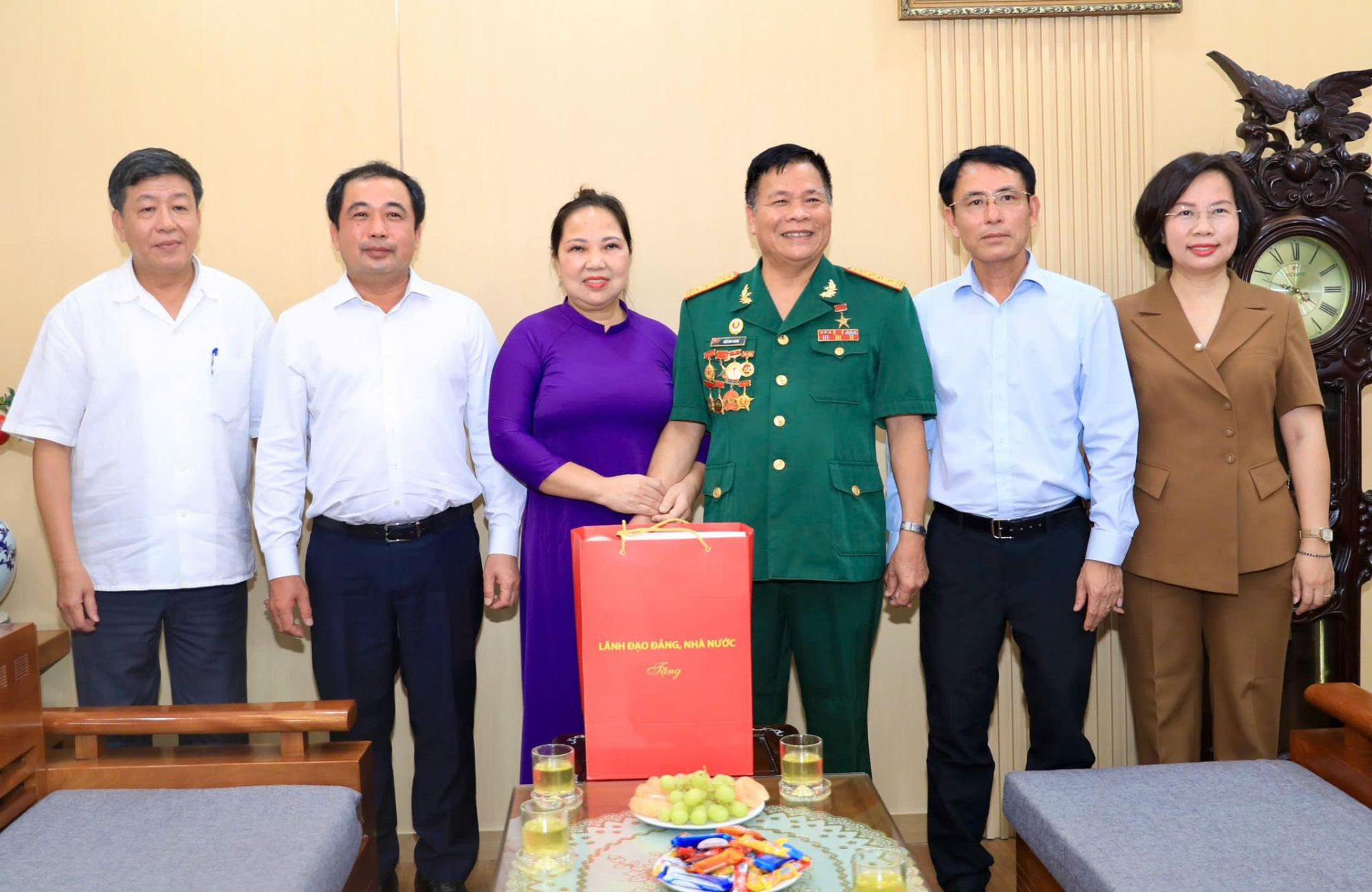 B&iacute; thư Th&agrave;nh ủy H&agrave; Nội Trần Đức Thắng thăm, tri &acirc;n Anh h&ugrave;ng Lực lượng vũ trang Nh&acirc;n d&acirc;n H&aacute;n Duy Long v&agrave; gia đ&igrave;nh tại phường Kiến Hưng.