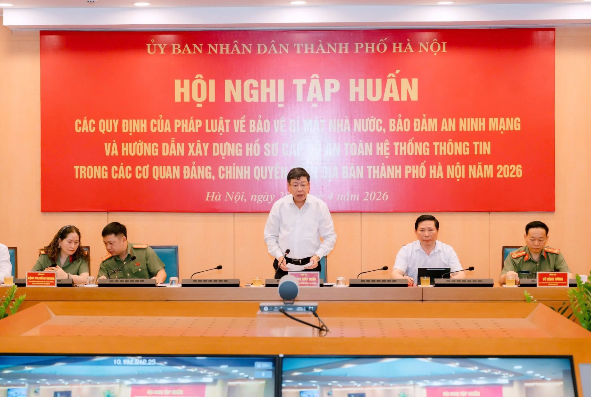 Ph&oacute; Chủ tịch Thường trực UBND th&agrave;nh phố H&agrave; Nội Dương Đức Tuấn ph&aacute;t biểu chỉ đạo tại Hội nghị tập huấn về bảo vệ b&iacute; mật nh&agrave; nước v&agrave; an ninh mạng năm 2026.