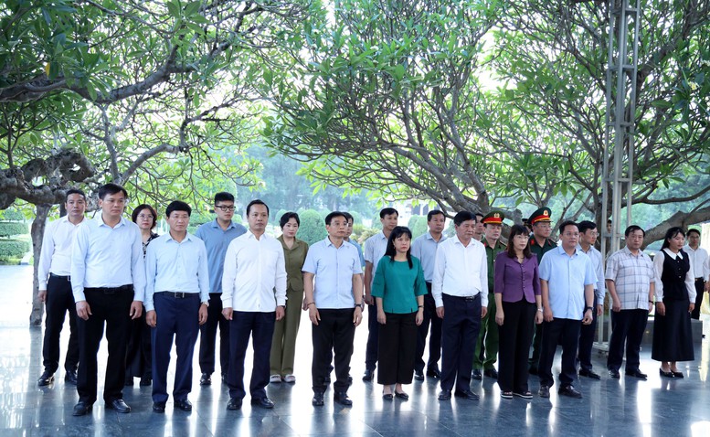 Ph&oacute; Thủ tướng Nguyễn Văn Thắng d&acirc;ng hoa, d&acirc;ng hương tri &acirc;n c&aacute;c anh h&ugrave;ng liệt sĩ - Ảnh: VGP/Đức Tu&acirc;n