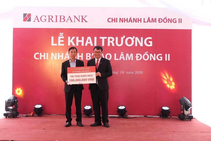 Agribank Chi nh&aacute;nh L&acirc;m Đồng II trao tặng Ủy ban MTTQ Việt Nam Phường 1 Bảo Lộc chương tr&igrave;nh an sinh x&atilde; hội t&agrave;i trợ gi&aacute;o dục trị gi&aacute; 100 triệu đồng