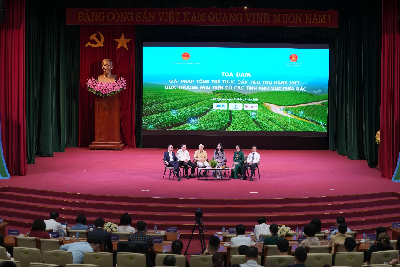 Bà L&ecirc; Hoàng Oanh, Cục trưởng Cục Thương mại đi&ecirc;̣n tử và Kinh t&ecirc;́ s&ocirc;́ đi&ecirc;̀u hành phi&ecirc;n tọa đàm