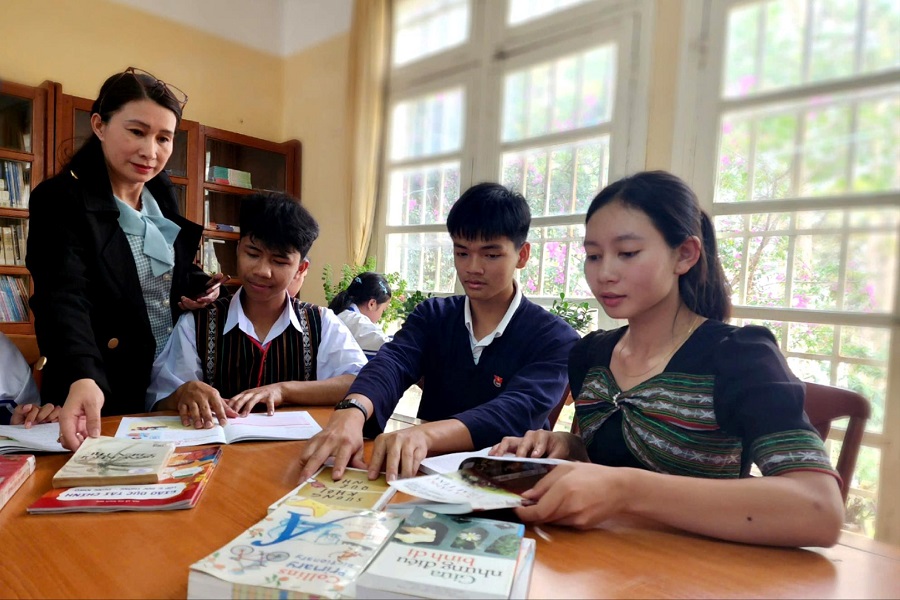 Cil Mup Ha L&ecirc; Quốc v&agrave; Ka Hoe lu&ocirc;n trau dồi kiến thức học tập qua c&aacute;c buổi ngoại kh&oacute;a