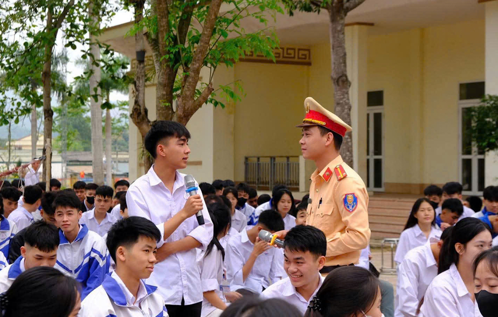 C&ocirc;ng t&aacute;c tuy&ecirc;n truyền về an to&agrave;n giao th&ocirc;ng được lực lượng cảnh s&aacute;t giao th&ocirc;ng v&agrave; c&ocirc;ng an c&aacute;c phường, x&atilde; t&iacute;ch cực thực hiện tại cơ sở.