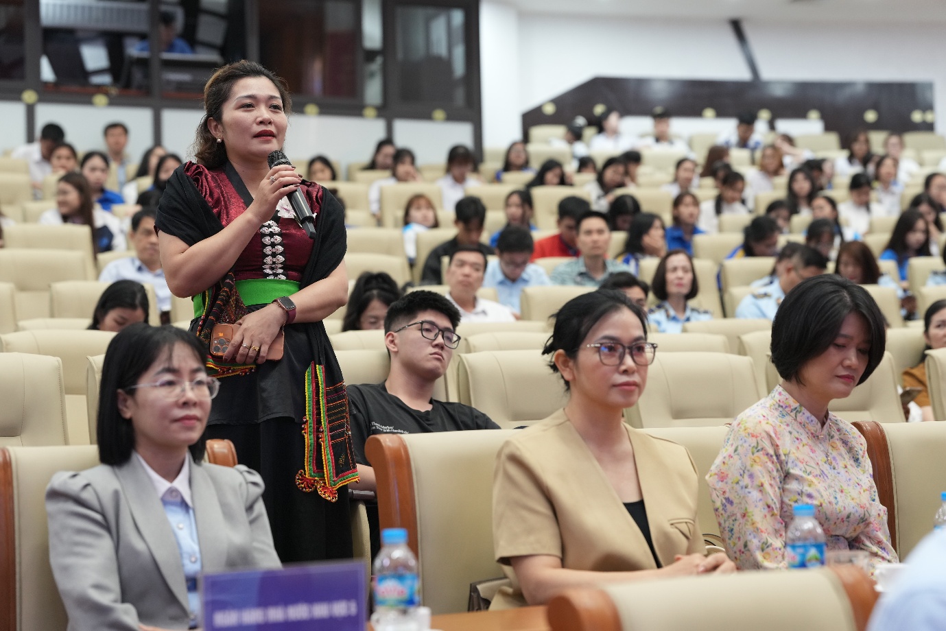 Đại di&ecirc;̣n doanh nghi&ecirc;̣p đặt c&acirc;u hỏi v&ecirc;̀ những thách thức khi tham gia thương mại điện tử