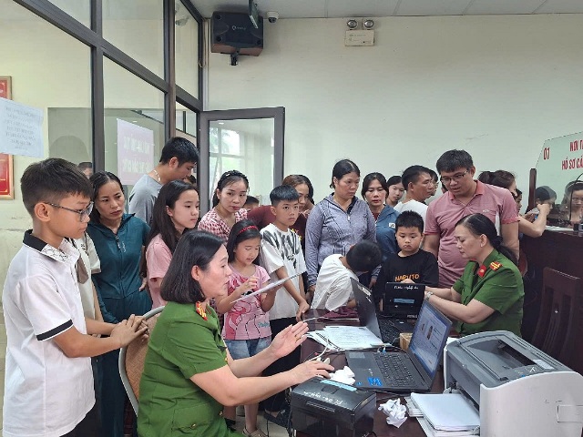 Công an Nghệ An tăng tốc cấp căn cước, định danh điện tử cho trẻ em trong kỳ nghỉ lễ