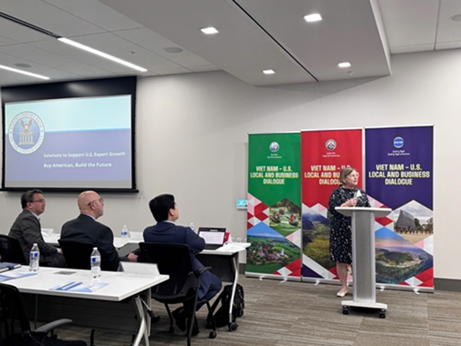 Doanh nghiệp Hoa Kỳ trao đổi th&ocirc;ng tin tại Toạ đ&agrave;m