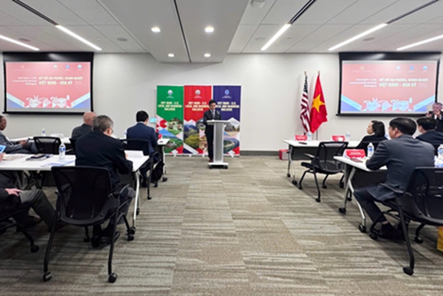 Tổng L&atilde;nh sự Việt Nam tại Houston Ho&agrave;ng Th&ugrave;y Dương ph&aacute;t biểu tại Tọa đ&agrave;m.