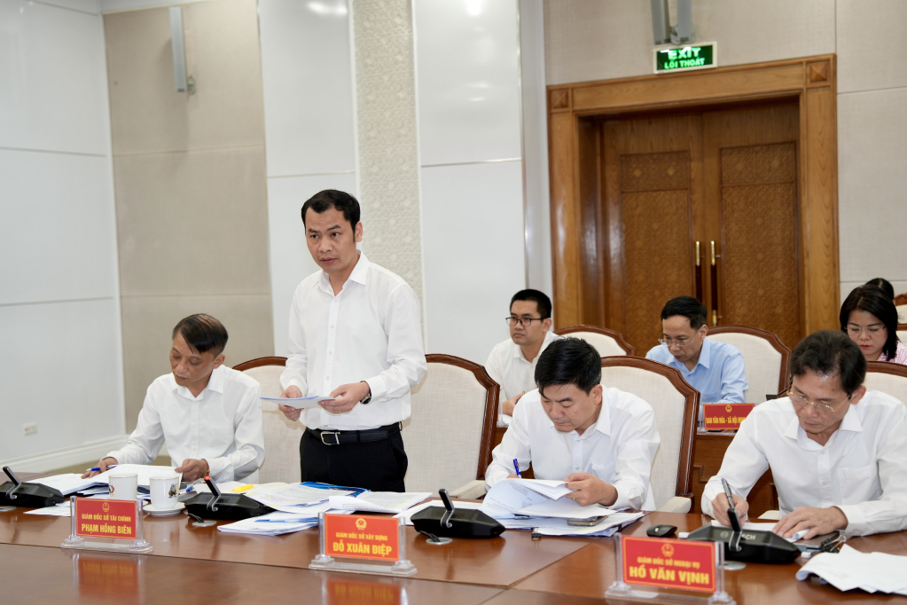 L&atilde;nh đạo Sở T&agrave;i ch&iacute;nh b&aacute;o c&aacute;o kết quả ph&aacute;t triển KT-XH th&aacute;ng 4