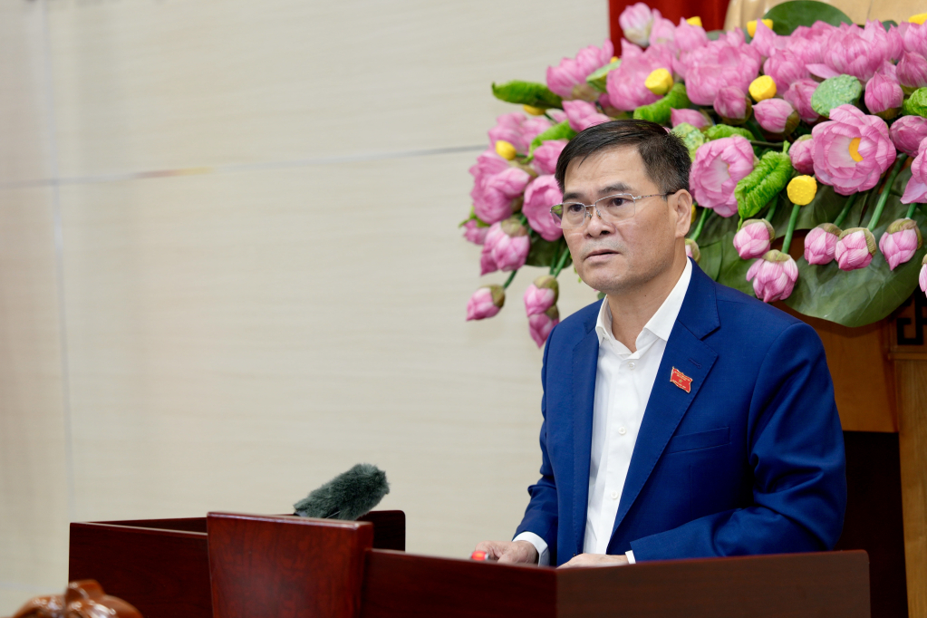 &Ocirc;ng B&ugrave;i Văn Khắng, Ph&oacute; B&iacute; thư Tỉnh ủy, Chủ tịch UBND tỉnh Quảng Ninh, chủ tr&igrave; phi&ecirc;n họp